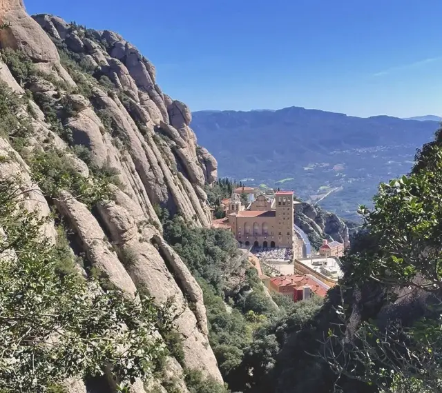Monasterio en la montaña, ideal para rutas para caminar cerca de mi. Paisaje rocoso y verde con vistas al valle.